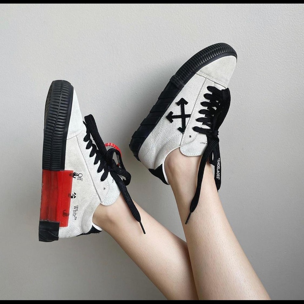 Off white sneaker